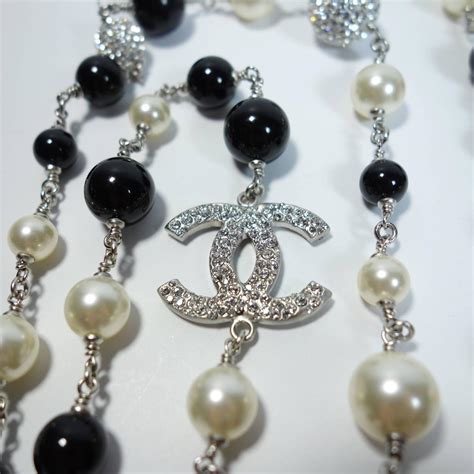 chanel black and white necklace